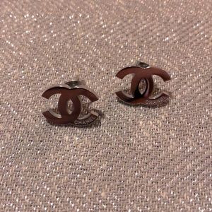 CHANEL silver CC classic logo earrings
